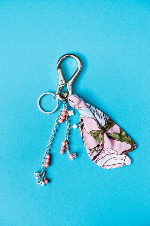 52-Brelok-ozdobny-z-chwostem-i-zawieszka-Honeysuckle-large-keychain-259pln