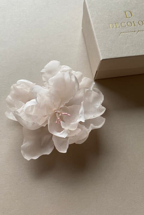 1e-jedwabny-kwiat-różowy-broszka-decolove-silk-flower-pin.jpg