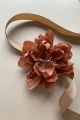 2a-jedwabny-kwiat-herbaciany-broszka-decolove-silk-flower-pin.jpg