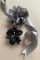 7a-jedwabny-kwiat-szary-broszka-decolove-silk-flower-pin.jpg