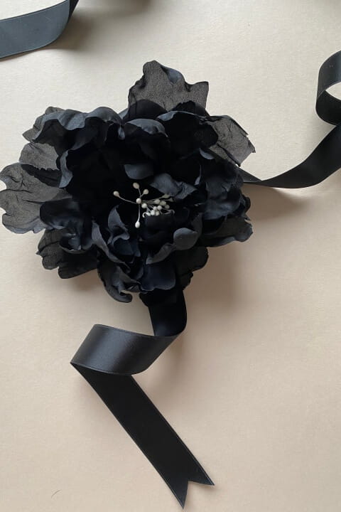 5a-jedwabny-kwiat-czarny-broszka-decolove-black-silk-flower-pin.jpg