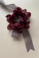9-jedwabny-kwiat-burgund-broszka-decolove-silk-flower-pin.jpg