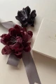 9a-jedwabny-kwiat-burgund-broszka-decolove-silk-flower-pin.jpg