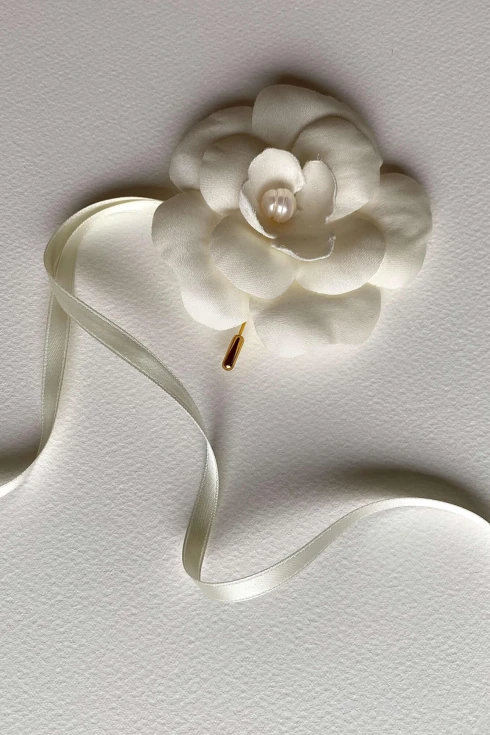9-jedwabna-kwiatowa-spinka-Decolove-camellia-silk-flower-pin.jpg
