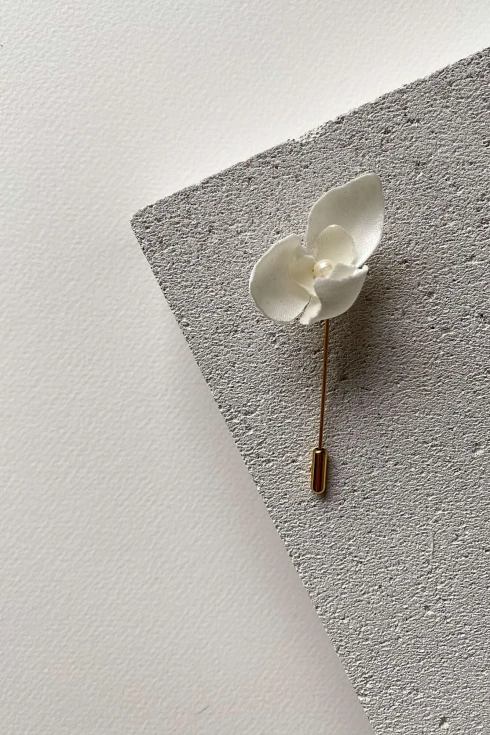 13-jedwabna-kwiatowa-broszka-Decolove-gardenia-silk-flower-pin.jpg