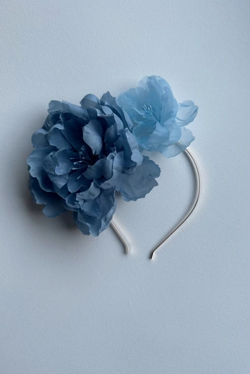 2c. opaska-z-kwiatami-roza-niebieska-DECOLOVE-flower-headband-Blue-Silk-Flower.jpg