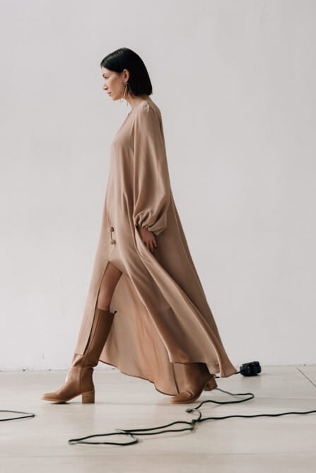 12-jedwabna-suknia-maxi-Mia-caramel-decolove-9.jpg