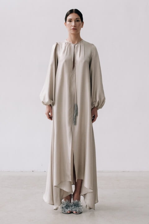 jedwabna-suknia-maxi-emma-greige-decolove-3.jpg